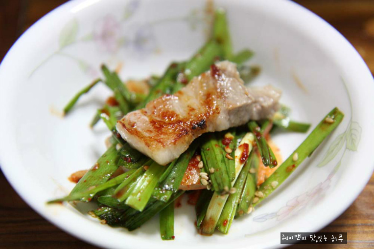 삼겹살에 찰떡궁합~ 부추무침 만들기~ - 10만개의 레시피, 메뉴판키친 요리판
