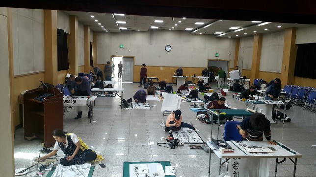 단재서예대전 심사장 휘호(19.4/7,일)