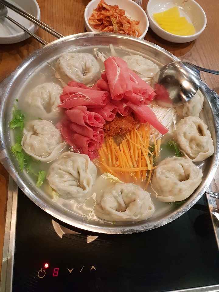 세월과 버섯 만두전골
