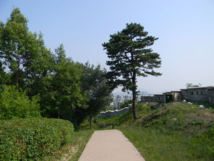 부드러운 곡선을 지닌 인왕산 한양도성 무악동입구~사직동 구간
