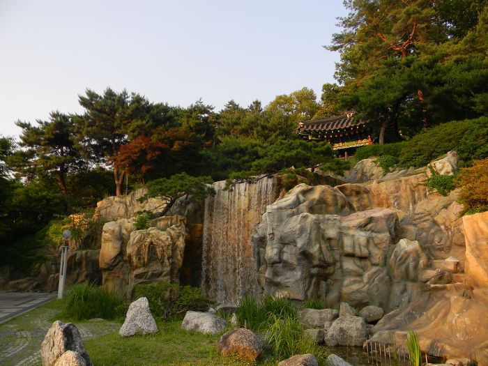 오금공원 인공폭포, 오금동 유래비, 주인 잃은 망주석