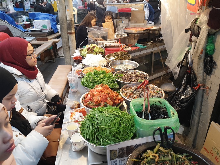 서울여행 한국관광 100선에 선정된 광장시장 먹자골목