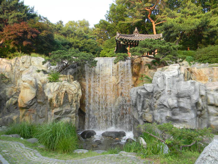 오금공원 인공폭포, 오금동 유래비, 주인 잃은 망주석