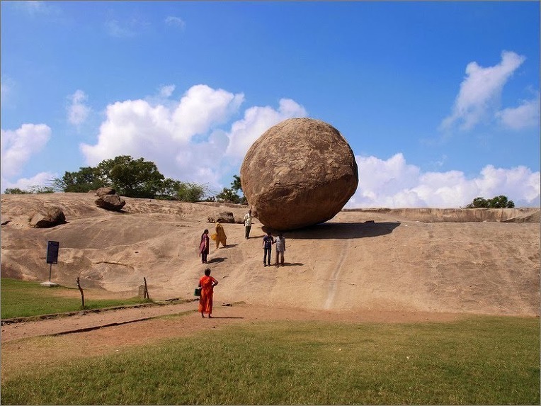 인도의 흔들 바위 마하발리푸람 마을 크리슈나의 버터 볼  India gigantic boulder Krishna's Butterball in the Mahabalipuram